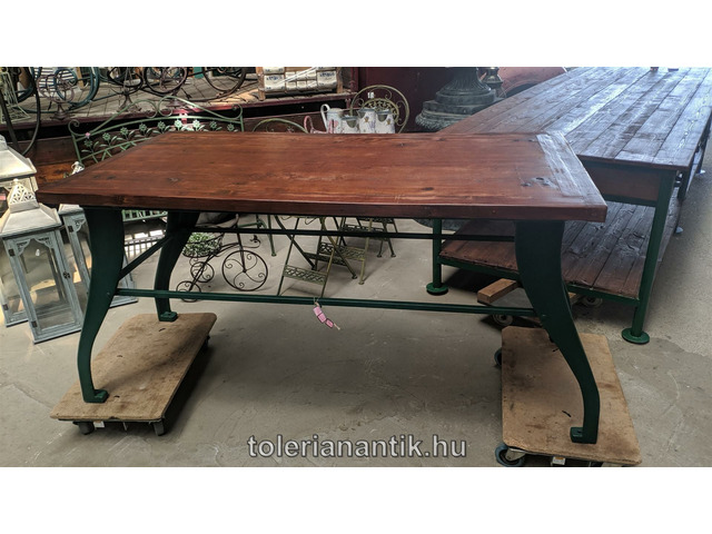 Régi zöld vaslábas fenyő asztal