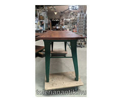 Régi zöld vaslábas fenyő asztal