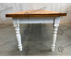 Fehér esztergált lábú asztal