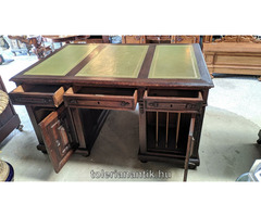 Különleges nagyméretű kétoldalrol használható zöld börbetétes íróasztal