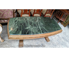 Nagyméretű zöld márványlapos dohányzó asztal
