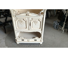 Különleges fehérre antikolt barokk polcos kis szekrény