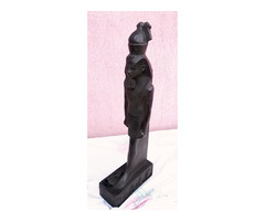 Fekete fáraó álló szobor körben egyiptomi szimbólumokkal, és hieroglifákkal.
