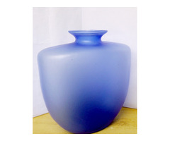 Formába fújt, kék színű öblös üveg váza esernyős címkével, tökéletes állapotban.
