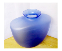 Formába fújt, kék színű öblös üveg váza esernyős címkével, tökéletes állapotban.