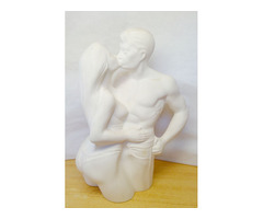 Csók. Világhy Árpád szobrász-keramikus alkotása fehér máz nélküli porcelán szobor.