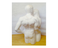 Csók. Világhy Árpád szobrász-keramikus alkotása fehér máz nélküli porcelán szobor.