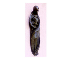 Falra akasztható, bronz bevonatos, antikolt felületű Madonna a gyermekével. Rusztikus szobor.