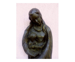 Falra akasztható, bronz bevonatos, antikolt felületű Madonna a gyermekével. Rusztikus szobor.