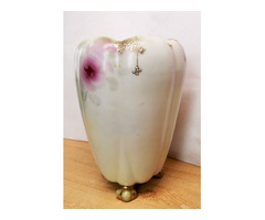 Tulipán forma lábakon álló rózsás váza dús aranyozással.