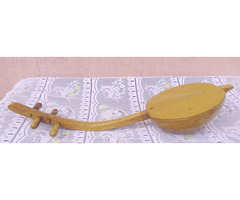 Afrikai Sefuno Korikaariye ívelt nyakú hárfalant. Pengetős tradicionális kézműves hangszer