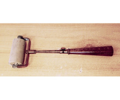 Régi fizikoterápiás készülék tartozéka kézi eszköz, Szövetbe burkolt bronz hengerrel