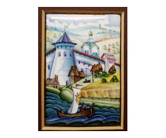 Tűzzománc miniatúra festmény, Orosz tájkép faluvége erődítménnyel, és vitorlással