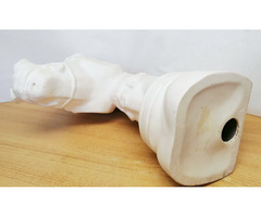 Paripafej torzó biszkvit máz nélküli porcelán. Világhy Árpád szobrász-keramikus alkotása