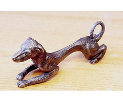 Kúszásban jeleskedő pincsi kutyuska, Ónból készült szobor, egyedi ritkaság