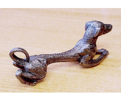 Kúszásban jeleskedő pincsi kutyuska, Ónból készült szobor, egyedi ritkaság