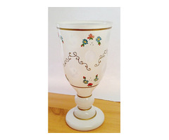 Üvegkehely biedermeier stílusban, fehér, stílusos, aranyozott kézi festésű dekorációval. BOHEMIA