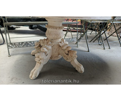 Fehérre antikolt kerek asztal faragott sárkányfejes lábakkal