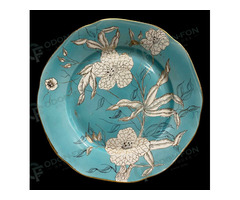 Azúr kék színű tányér virágos festett dekorral
