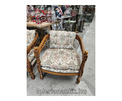 Különleges fotel mintás kárpittal