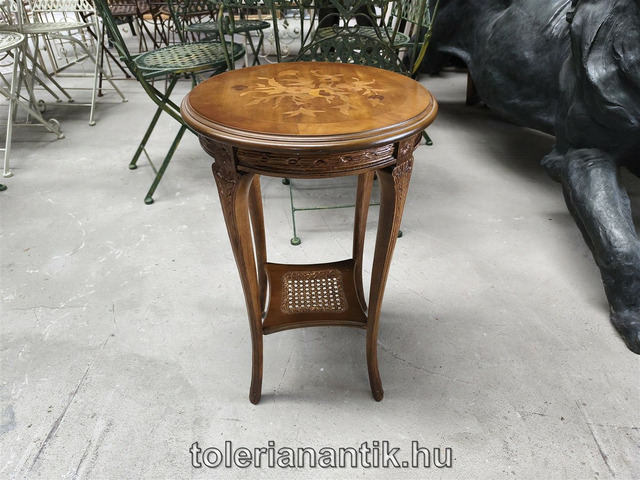 Kerek neobarokk kis asztal Kerek neobarokk kis asztal
