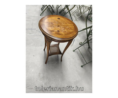 Kerek neobarokk kis asztal Kerek neobarokk kis asztal