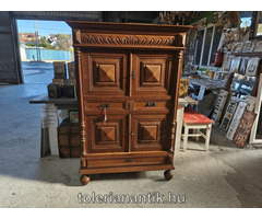 Négyajtós faragott polcos szekrény