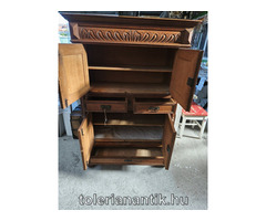 Négyajtós faragott polcos szekrény