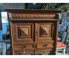 Négyajtós faragott polcos szekrény