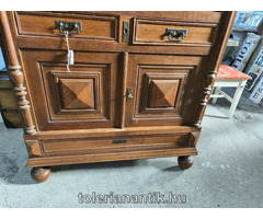 Négyajtós faragott polcos szekrény