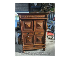 Négyajtós faragott polcos szekrény