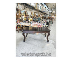 Háromfiókos íróasztal