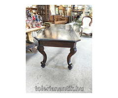 Háromfiókos íróasztal