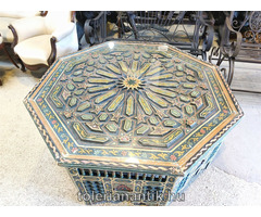 Külömleges nagyméretű festett marokkói nyolcszögletű üveglapos dohányzó asztal