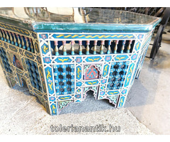 Külömleges nagyméretű festett marokkói nyolcszögletű üveglapos dohányzó asztal