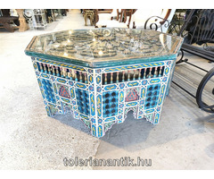 Külömleges nagyméretű festett marokkói nyolcszögletű üveglapos dohányzó asztal