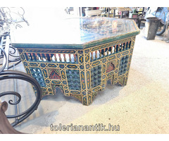 Külömleges nagyméretű festett marokkói nyolcszögletű üveglapos dohányzó asztal