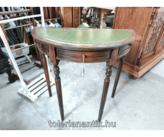 Félkör alakú konzolasztal zöld bőrborítással