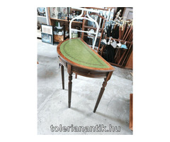 Félkör alakú konzolasztal zöld bőrborítással