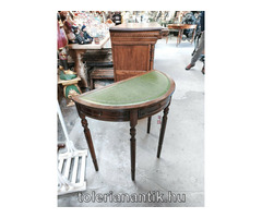 Félkör alakú konzolasztal zöld bőrborítással