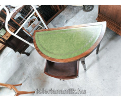 Félkör alakú konzolasztal zöld bőrborítással