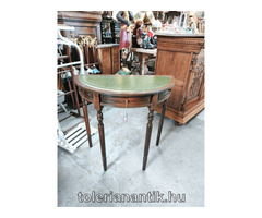 Félkör alakú konzolasztal zöld bőrborítással