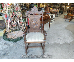 Különleges régi faragott karfás szék