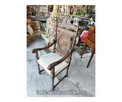 Különleges régi faragott karfás szék