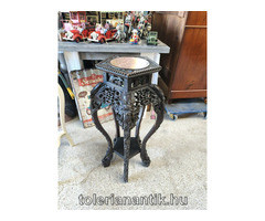 Dúsan faragott fekete posztamens