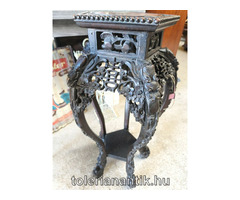 Dúsan faragott fekete posztamens