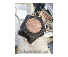 Dúsan faragott fekete posztamens