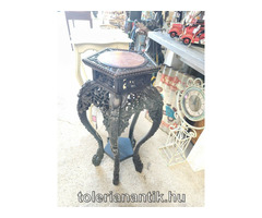 Dúsan faragott fekete posztamens