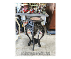 Dúsan faragott fekete posztamens