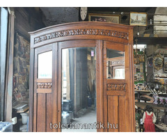 Szecessziós kétajtós tükrös akasztós polcos szekrény